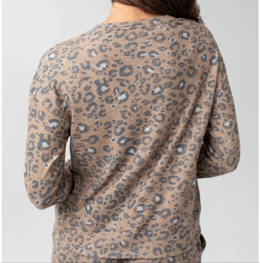 SAVVI Jada Crew Leopard Print Pullover |  Women's Size Small